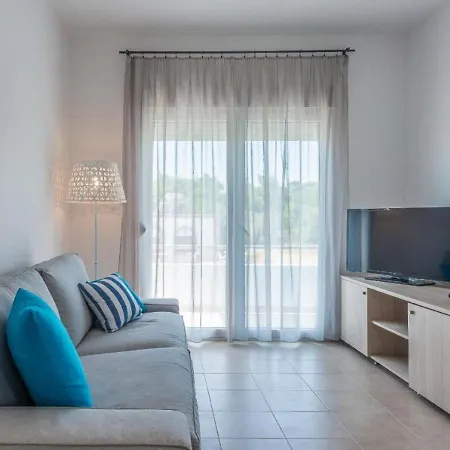 Posh Holiday In With Shared Swimming Pool * Γεννάδι
